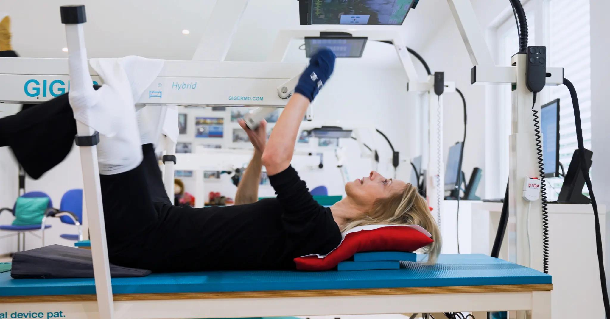 Patientin trainiert nach Schlaganfall Arme und Beine auf dem GIGER MD Hybrid